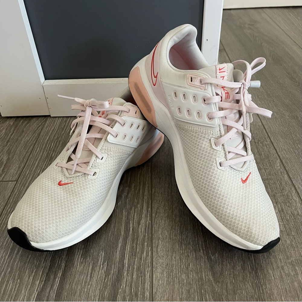 Nike AirMax Woman’s White and Pink Sneakers Size 10,5 Excellent Condition